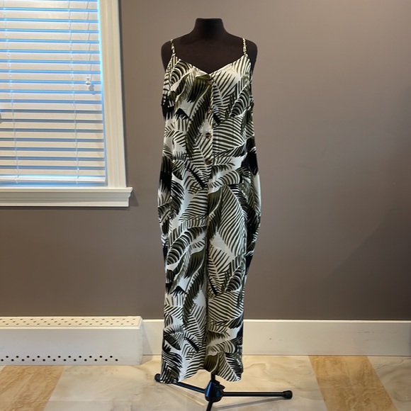 TOPSHOP - Palm Print Button Jumpsuit - Picture 2 of 5